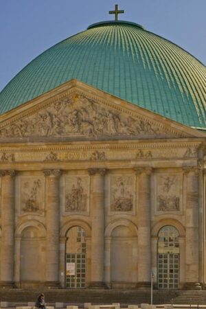 St. Hedwigs-Kathedrale - katholische Kirche zurück in Berlin