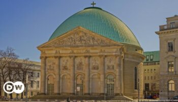 St. Hedwigs-Kathedrale - katholische Kirche zurück in Berlin