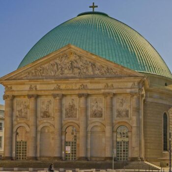 St. Hedwigs-Kathedrale - katholische Kirche zurück in Berlin