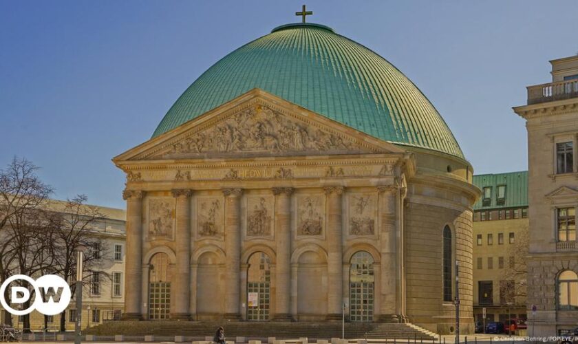 St. Hedwigs-Kathedrale - katholische Kirche zurück in Berlin