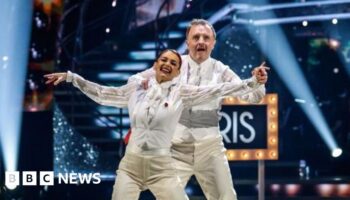 Strictly's Chris McCausland praised for 'poignant' blackout dance imitating blindness