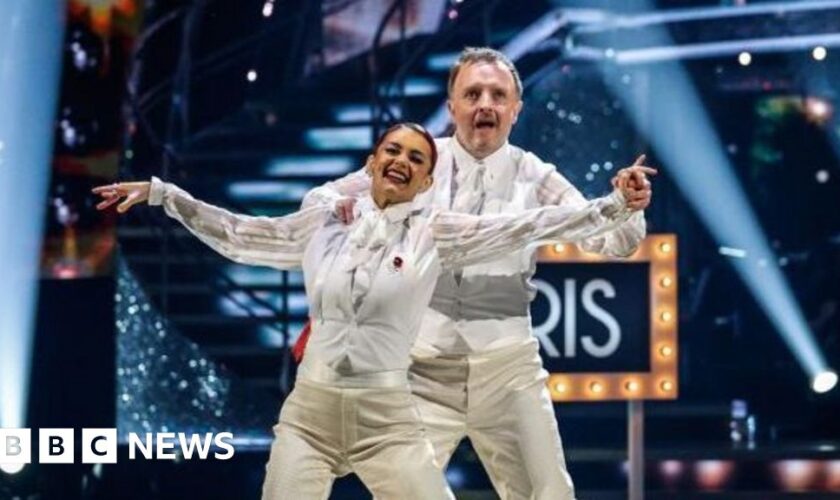 Strictly's Chris McCausland praised for 'poignant' blackout dance imitating blindness