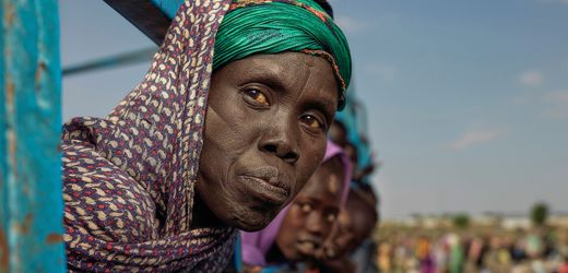 Sudan: Fotograf Peter Caton dokumentiert die Flucht in den Südsudan - Katastrophe in Studioqualität