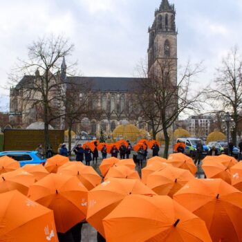 Die Aktion mit orangenen Regenschirmen galt dem verbesserten Schutz für Frauen, die von Gewalt betroffen sind. Foto: Klaus-Dietm