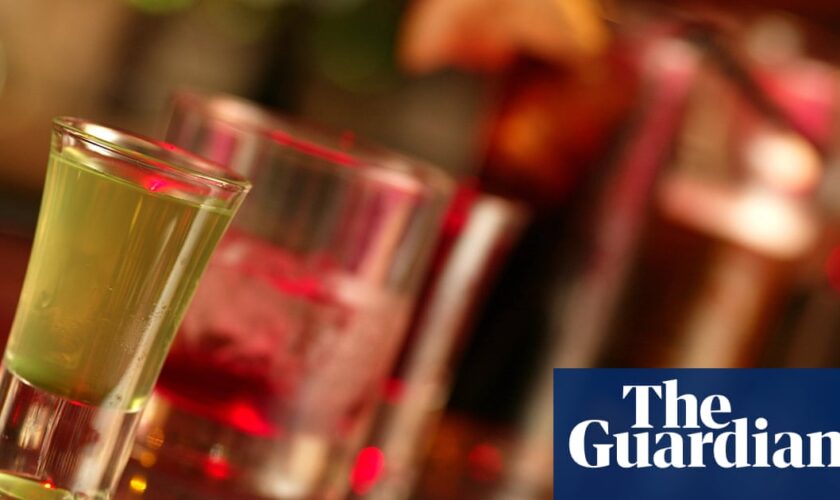 Thousands of bar staff in England and Wales to be trained to spot spiking