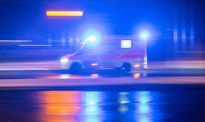 Bei einem Verkehrsunfall in Berlin ist ein Radfahrer gestorben. (Symbolbild) Foto: Sebastian Gollnow/dpa