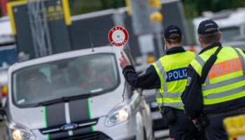 Inzwischen gibt es stationäre Grenzkontrollen an allen deutschen Landesgrenzen. 25 Prozent der Teilnehmer der Befragung gaben an