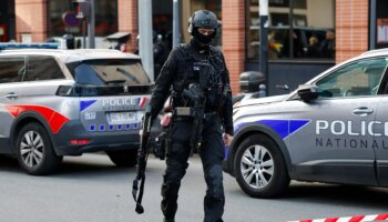 Un hombre que amenaza con suicidarse mantiene cuatro rehenes en un restaurante de París