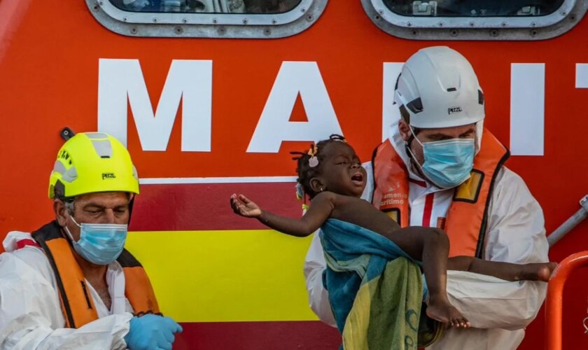 Un nuevo cayuco con 216 personas migrantes, incluidos numerosos menores, desborda la isla de El Hierro