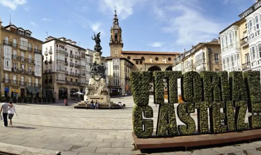 Una joven deja a su novio y a su amante semiinconscientes tras descubrirse su infidelidad en Vitoria