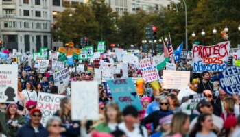 Una oleada de mujeres se moviliza en EE.UU. para impedir el 'efecto Hillary'