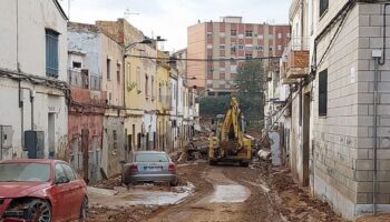 Una vecina marchenera de Torrent busca a sus dos nietos: «La fuerza del agua se los arrancó a mi hijo de los brazos»