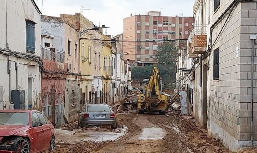 Una vecina marchenera de Torrent busca a sus dos nietos: «La fuerza del agua se los arrancó a mi hijo de los brazos»