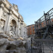 Une passerelle installée au-dessus de la fontaine de Trevi à Rome, le temps des travaux