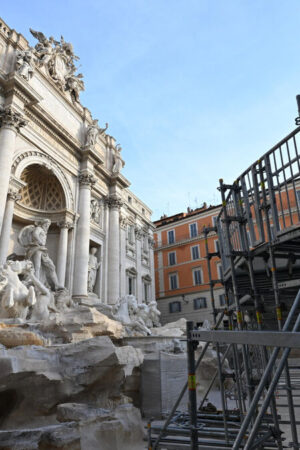 Une passerelle installée au-dessus de la fontaine de Trevi à Rome, le temps des travaux