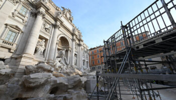 Une passerelle installée au-dessus de la fontaine de Trevi à Rome, le temps des travaux