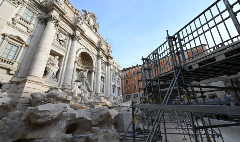 Une passerelle installée au-dessus de la fontaine de Trevi à Rome, le temps des travaux