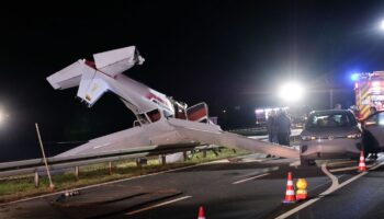 Der Pilot blieb bei dem Absturz unverletzt. Foto: Pascal Höfig/NEWS5/dpa