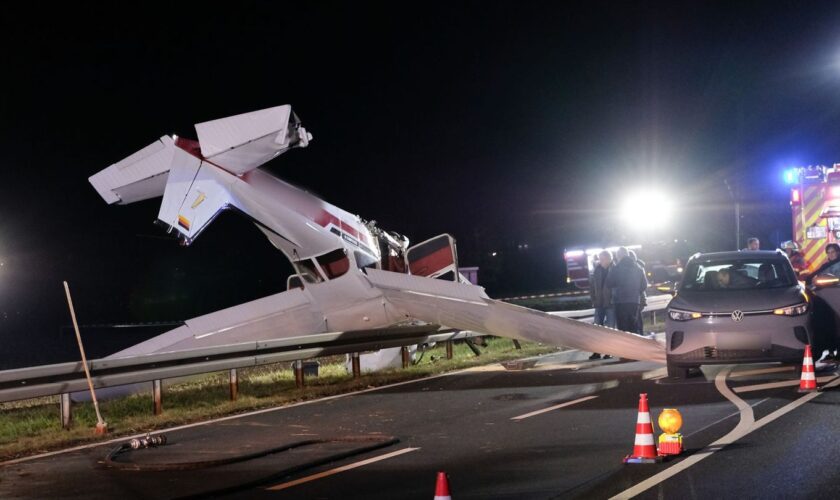 Der Pilot blieb bei dem Absturz unverletzt. Foto: Pascal Höfig/NEWS5/dpa