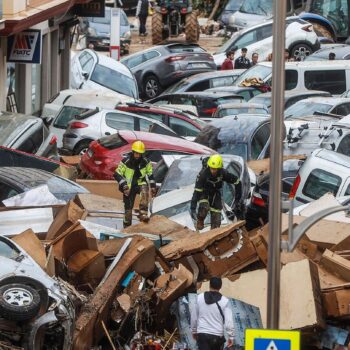 Unwetterkatastrophe in Spanien: Fluten stapeln Autos aufeinander: "Es ist ein Albtraum"