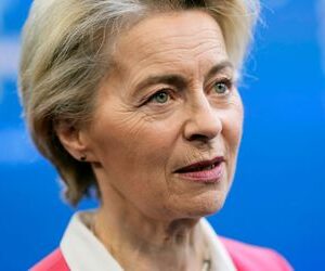 Ursula von der Leyen: EU-Kommissionspräsidentin leistet Hilfe auf Flug