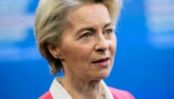 Ursula von der Leyen: EU-Kommissionspräsidentin leistet Hilfe auf Flug