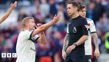 Matthijs de Ligt appeals to referee David Coote