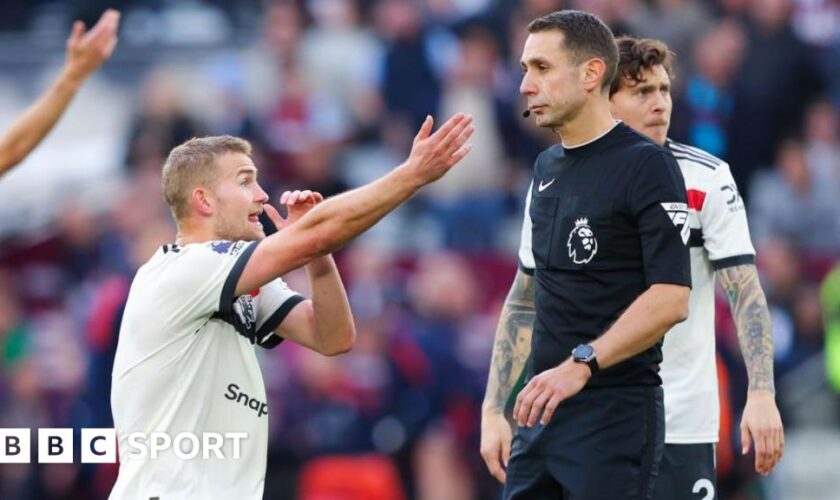 Matthijs de Ligt appeals to referee David Coote