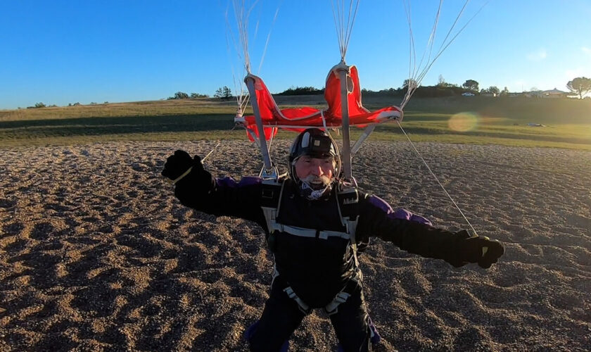 VIDÉO. « C’est comme une drogue » : à bientôt 85 ans, Michel tutoie les 12 000 sauts en parachute