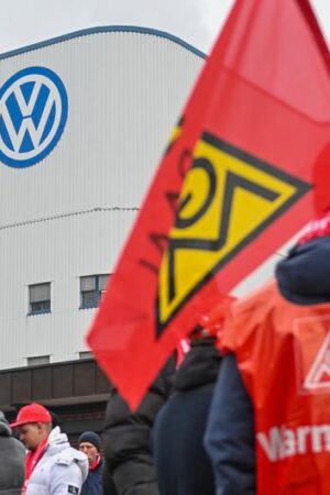 VW talks: Union demands deal before Christmas