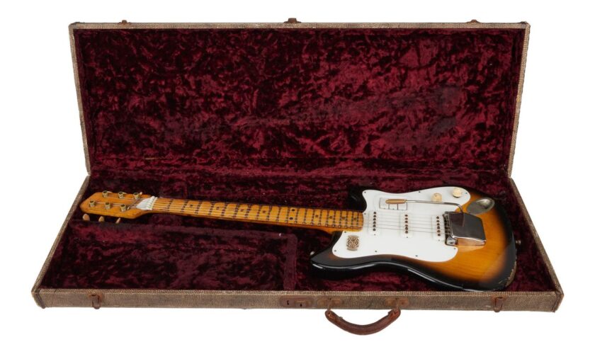 George Harrison spielte in den Anfangsjahren der Beatles viel auf dieser E-Gitarre. Foto: Julien's Auctions/dpa