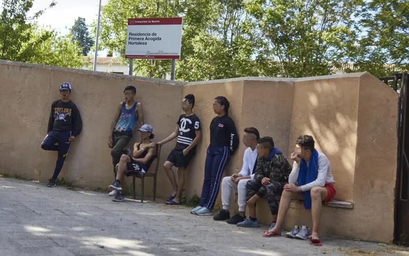 Vox propone ahora proteger las marquesinas de bus de los menas