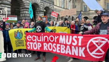 What should happen with the Rosebank and Jackdaw oil fields?