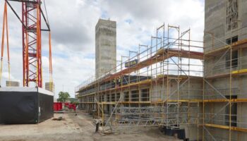 Zu hohe Zinsen, zu wenig Bauland: Die Lage auf dem deutschen Wohnungsmarkt bleibt angespannt. (Archivbild) Foto: Joerg Carstense