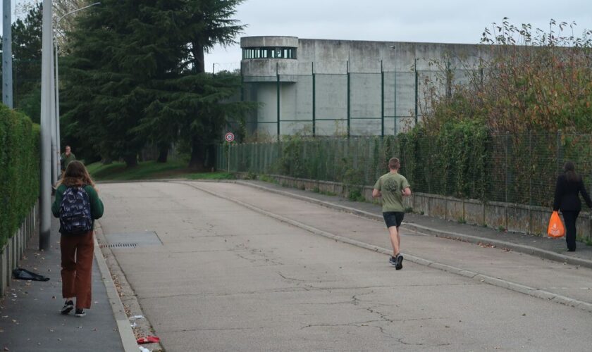 Yvelines : cinq personnes intoxiquées après un début d’incendie dans une cellule de la prison de Bois-d’Arcy