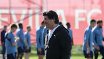 Zamorano visita el entrenamiento del Sevilla FC