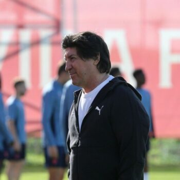 Zamorano visita el entrenamiento del Sevilla FC