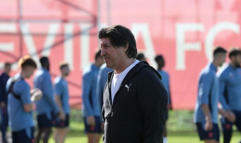 Zamorano visita el entrenamiento del Sevilla FC