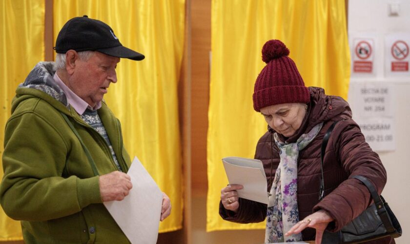 Législatives en Roumanie : ouverture des bureaux de vote, l’extrême droite espère confirmer sa percée