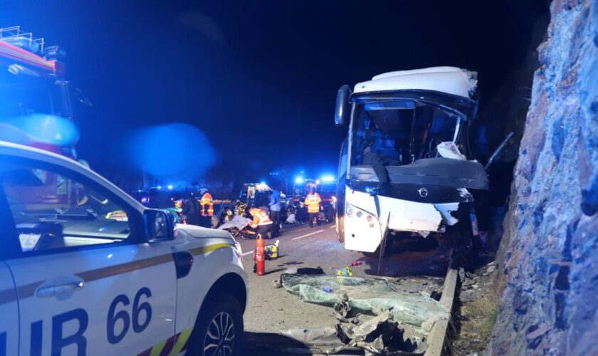 Dans les Pyrénées-Orientales, un accident d’autocar fait au moins deux morts