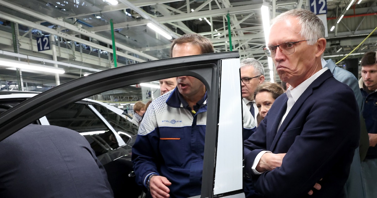 Le PDG de Stellantis, Carlos Tavares, visite une usine du groupe à Sochaux, en France, le 3 octobre 2024