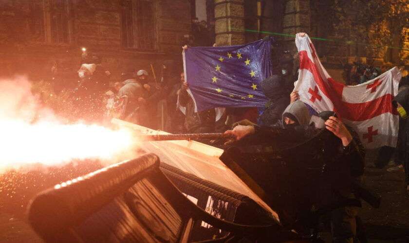 Géorgie : une troisième soirée de répression policière contre les manifestants pro-UE devant le Parlement