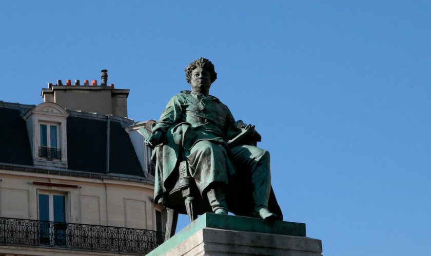 Une photo prise le 28 septembre 2012 montre la statue de l'écrivain français Alexandre Dumas, père, sur la place du général Catroux à Paris.