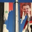 Un drapeau national syrien et un portrait du président syrien Bachar al-Assad dséchirés par des combattants antigouvernementaux dans la ville d'Alep, dans le nord de la Syrie, le 30 novembre 2024