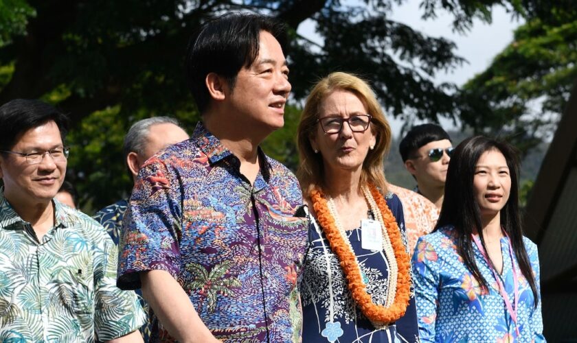 Le président taïwanais Lai Ching-te visite le musée Bishop avec le directeur du musée Dee Jay Mailer à Honolulu, Hawaï, le 30 novembre 2024