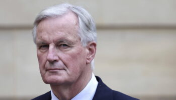 Gouvernement, en direct : Barnier veut donner le change, mais Macron prépare la suite