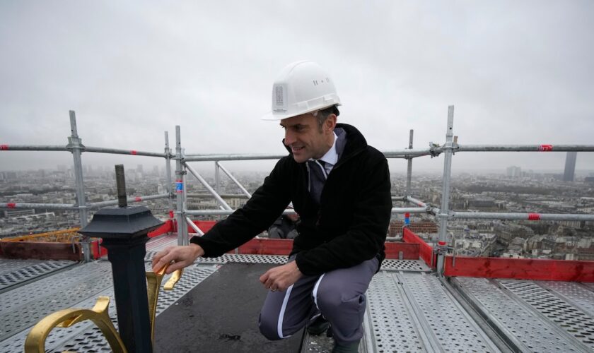 Le président Emmanuel Macron lors d'une visite à Notre-Dame, le 8 décembre 2023.