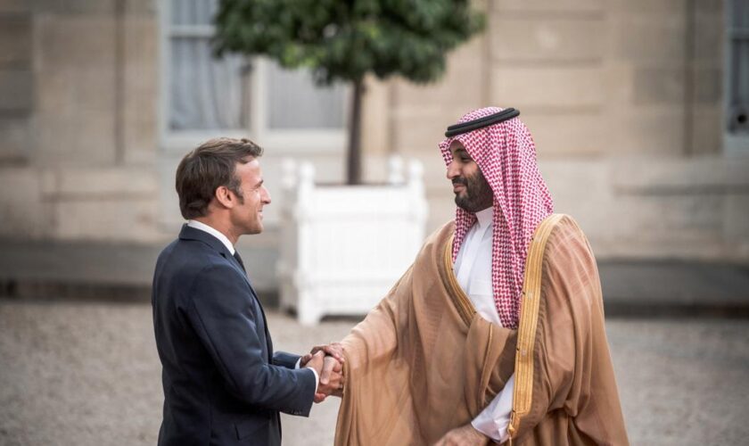 Macron reçu par MBS à Riyad pour parler d’un Moyen-Orient “post-7 octobre”