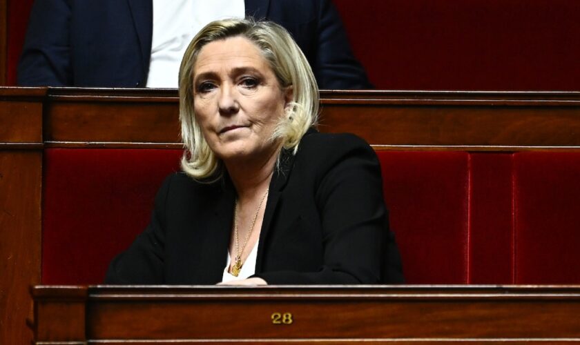 La présidente du groupe des députés du Rassemblement national Marine Le Pen lors de la séance des questions au gouvernement à l'Assemblée nationale à Paris, le 3 décembre 2024