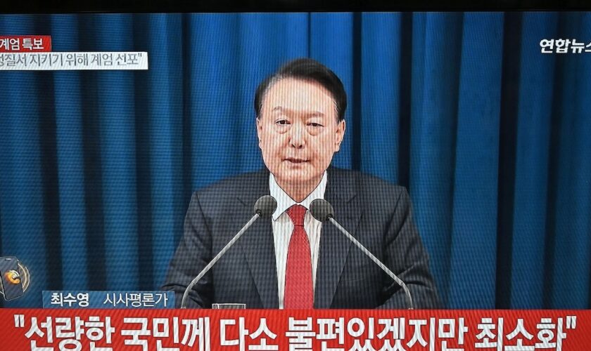 Le président sud-coréen Yoon Suk Yeol s'exprime à la télévision le 3 décembre 2024 après avoir déclaré la loi martiale